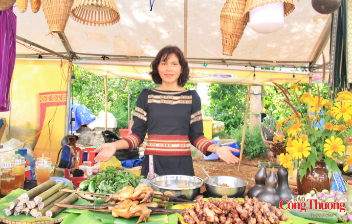 Ẩm thực Tây Nguyên phục vụ du khách tại gian hàng Gà nướng cơm lam rượu cần Bana Food.