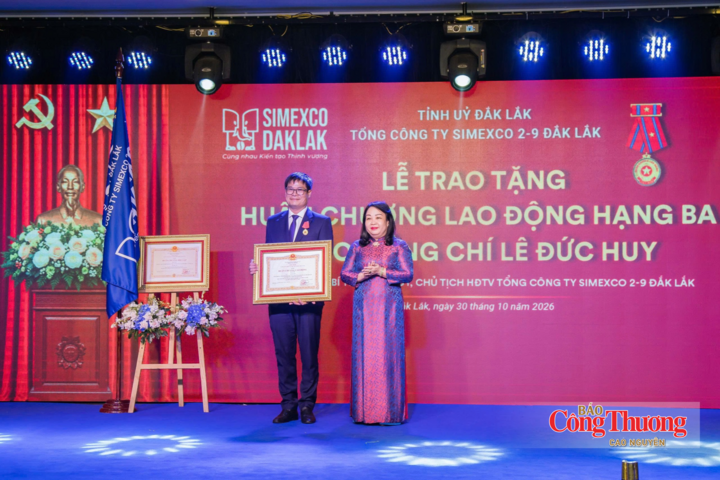 Ông Lê Đức Huy đón nhận Huân chương Lao động hạng Ba.