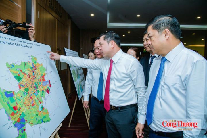 Ông Lương Nguyễn Minh Triết, Bí thư Tỉnh ủy (bìa phải), ông Đỗ Hữu Huy, Chủ tịch UBND tỉnh Đắk Lắk cùng các đại biểu xem bản đồ Quy hoạch chung đô thị Buôn Ma Thuột đến năm 2050.