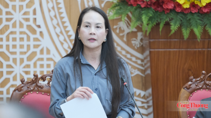 Bà Nguyễn Thị Bích Ngọc, Phó Giám đốc Sở Văn hóa, Thể thao và Du lịch tỉnh Lâm Đồng thông tin tại buổi họp báo.