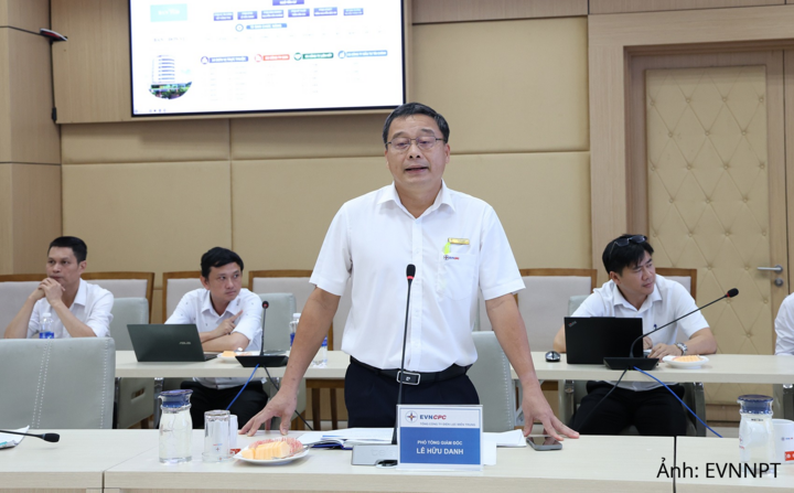Phó Tổng giám đốc EVNCPC Nguyễn Hữu Danh báo cáo tại buổi làm việc.