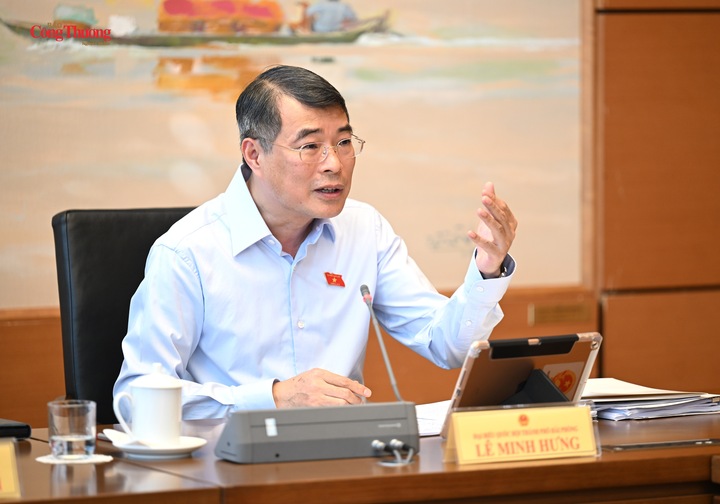 Thủ tướng Lê Minh Hưng phát biểu tại phiên thảo luận Tổ chiều 18/10/2026. Ảnh: Nguyên Khánh