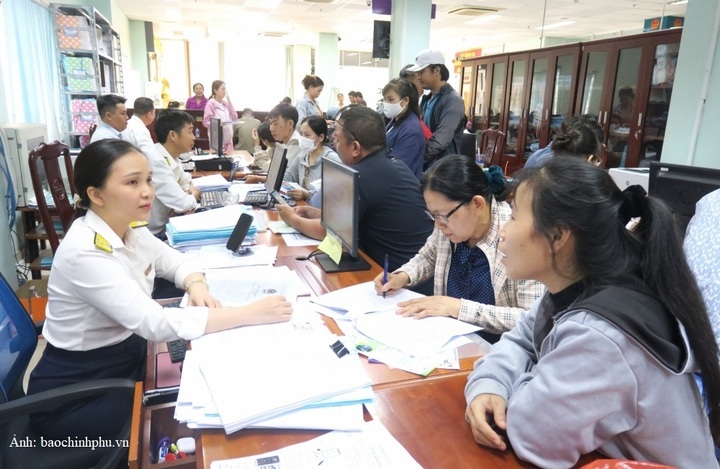 Nghị định số 398/2026/NĐ-CP quy định chi tiết Nghị quyết số 43/2026/QH16 về giảm thuế thu nhập cá nhân, thuế thu nhập doanh nghiệp đối với cá nhân và doanh nghiệp.