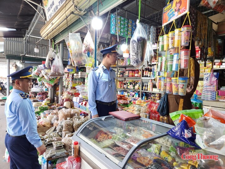 Kiểm tra, kiểm soát hoạt động kinh doanh thực phẩm tại chợ truyền thống góp phần ngăn chặn hàng hóa không rõ nguồn gốc. Ảnh: Thu Hường