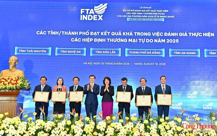 Ông Phạm Văn Hóa - Giám đốc Sở Công Thương đại diện tỉnh Nghệ An nhận Bằng khen của Bộ trưởng Bộ Công Thương trao tặng tỉnh Nghệ An vì đã đạt kết quả “Khá” trong đánh giá thực hiện FTA Index năm 2025.