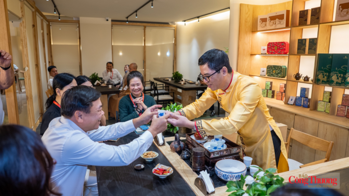 Trải nghiệm thưởng trà tại Trung tâm Văn hóa trà ESG Valley.