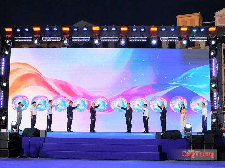 Thứ trưởng Bộ Công Thương Lương Hoàng Thái cùng các đại biểu thực hiện nghi thức khai mạc Ngày hội tri ân người tiêu dùng 2026. Ảnh: Minh Đức