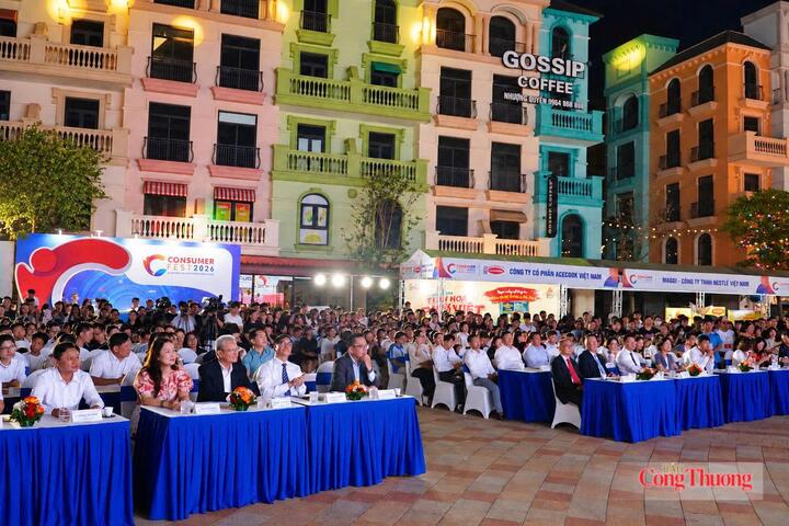 Các đại biểu tham dự CONSUMER FEST - Ngày hội tri ân người tiêu dùng 2026 tại Hưng Yên. Ảnh: Minh Đức