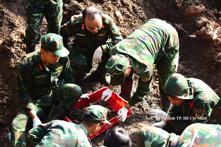 Công tác tìm kiếm, quy tập hài cốt liệt sĩ tại Khu B, Công viên Lê Thị Riêng, TP. Hồ Chí Minh trong ngày 31/10.