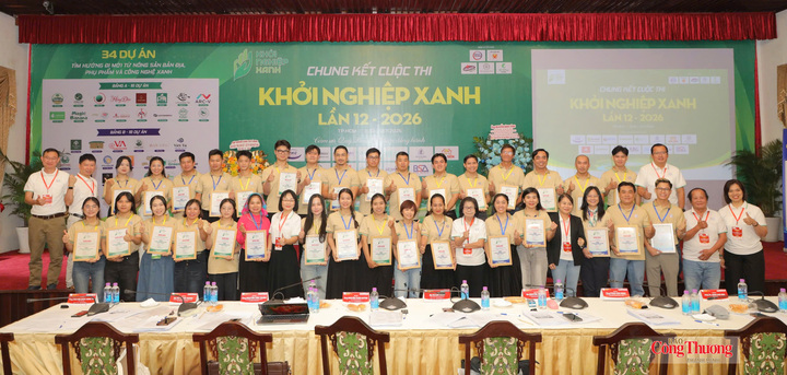 Ban Tổ chức trao giấy chứng nhận 34 dự án vào chung kết đại diện cho 18 tỉnh, thành phố sáng ngày 31/10/2026.
