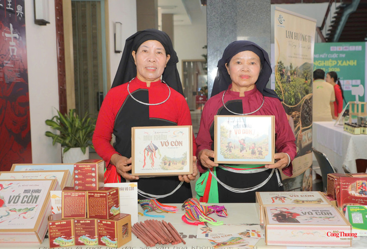 Các đội dự thi vòng chung kết Cuộc thi Khởi nghiệp Xanh lần thứ 12 - năm 2026 trưng bày, giới thiệu sản phẩm tại sự kiện.