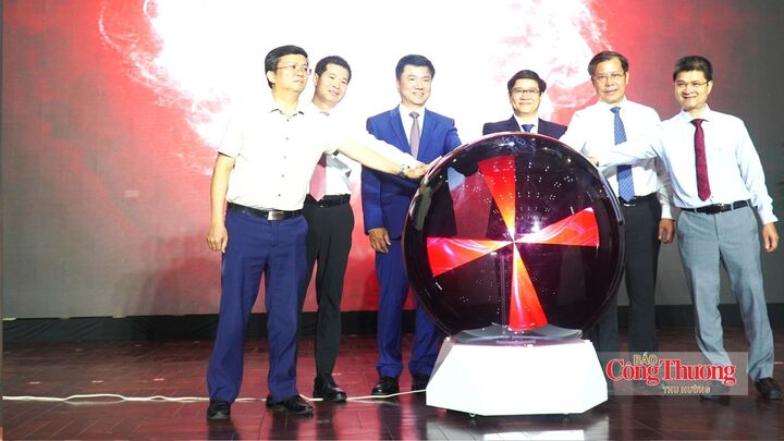 Các đại biểu thực hiện nghi thức phát động cuộc thi