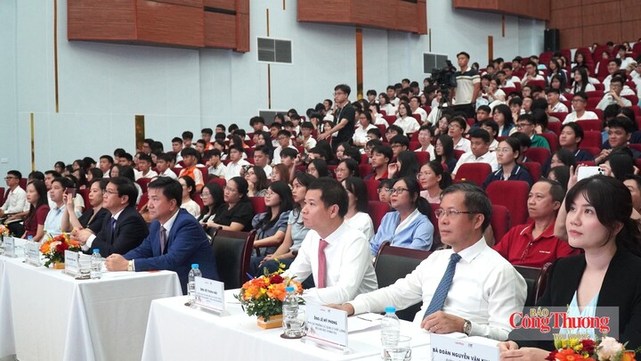 Các đại biểu tham dự lễ phát động