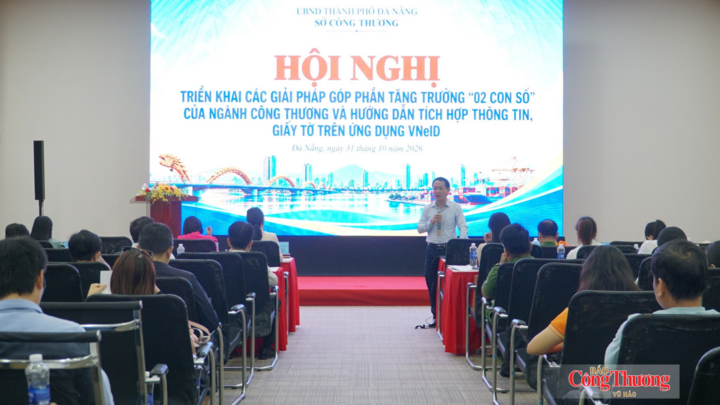 Ông Trần Văn Vũ, Trưởng Thống kê Đà Nẵng hướng dẫn nghiệp vụ cho các doanh nghiệp, đơn vị của ngành Công Thương cung cấp số liệu thống kê phục vụ biên soạn GRDP quý IV và cả năm 2026