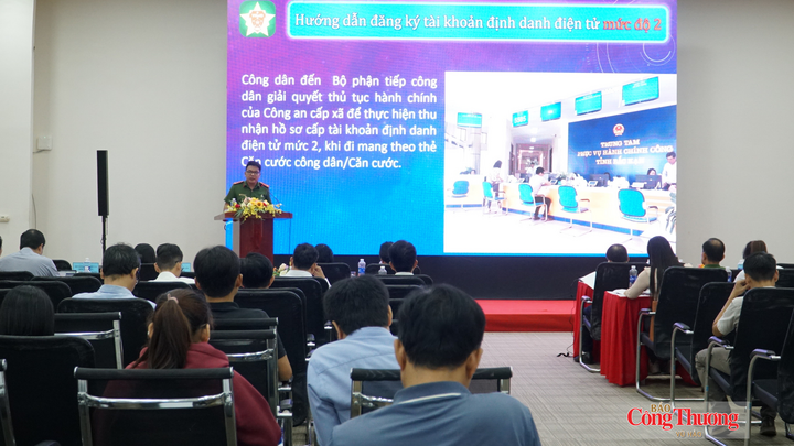 Đại diện Công an TP. Đà Nẵng hướng dẫn các doanh nghiệp kích hoạt tài khoản định danh điện tử mức độ 2, tích hợp thông tin, giấy tờ trên ứng dụng VNeID.