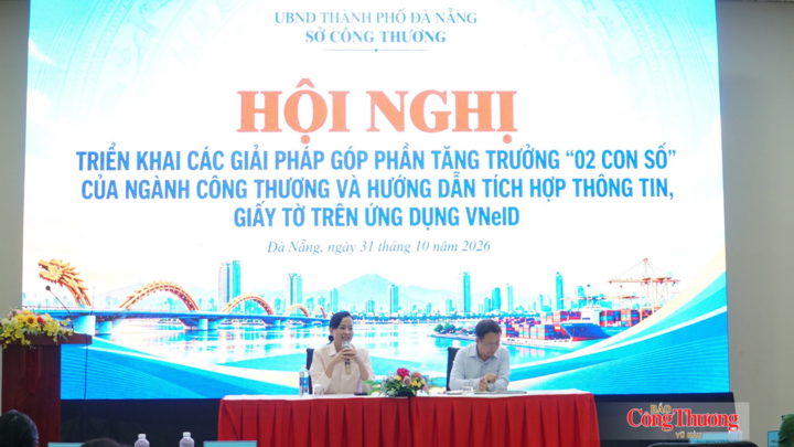 Bà Đỗ Thị Quỳnh Trâm, Phó Giám đốc Sở Công Thương Đà Nẵng và ông Trần Văn Vũ, Trưởng Thống kê Đà Nẵng chủ trì thảo luận tại Hội nghị