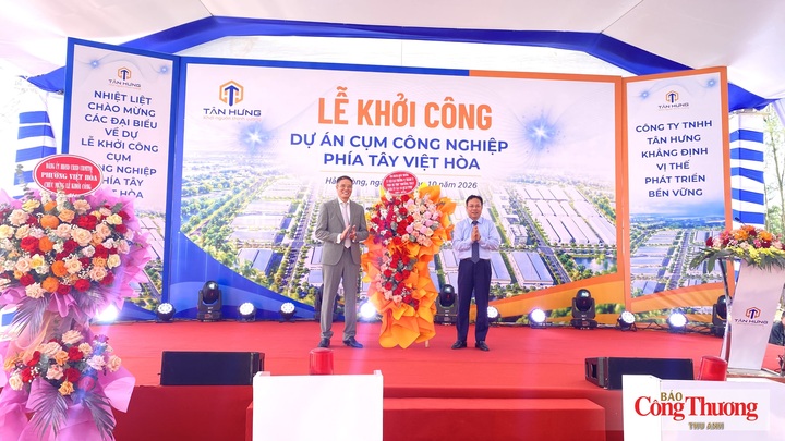 Ông Hoàng Quốc Thưởng, Phó Bí thư Thường trực Đảng ủy các cơ quan Đảng TP. Hải Phòng tặng hoa chúc mừng lãnh đạo Công ty TNHH Tân Hưng tại lễ khởi công.