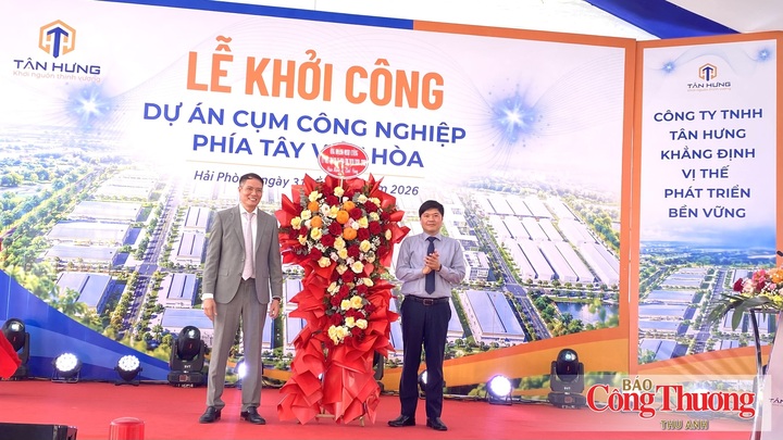 Phó Chủ tịch UBND TP. Hải Phòng Hoàng Minh Cường tặng hoa chúc mừng ông Nguyễn Đức Toàn, Giám đốc Công ty TNHH Tân Hưng, đại diện chủ đầu tư.