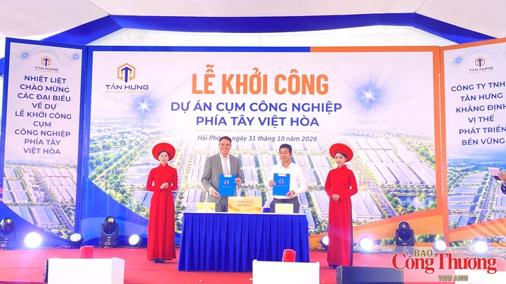 Đại diện chủ đầu tư và nhà đầu tư thứ cấp ký kết biên bản ghi nhớ hợp tác.