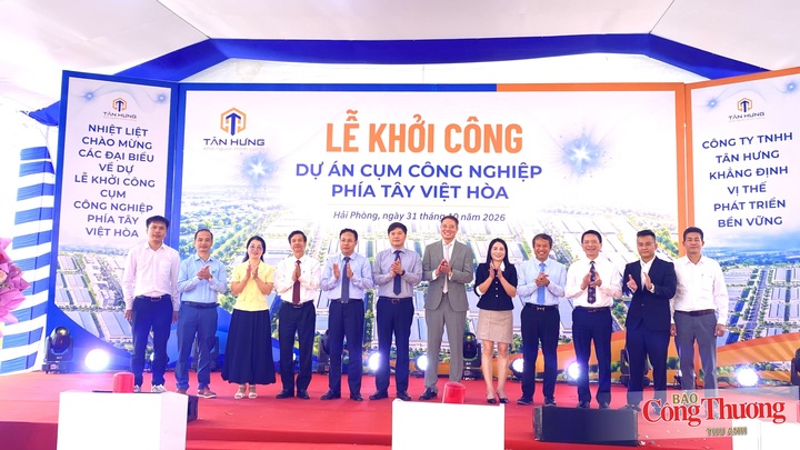 Các đại biểu chụp ảnh lưu niệm trong lễ khởi công.