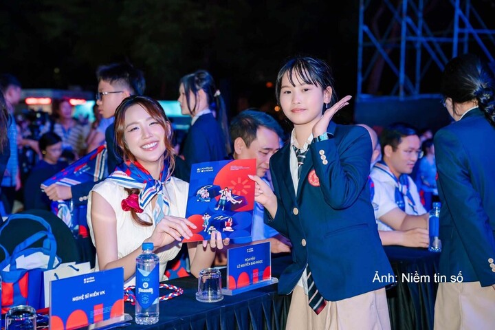 Hoa hậu Lê Nguyễn Bảo Ngọc vui vẻ chụp ảnh cùng các em nhỏ.