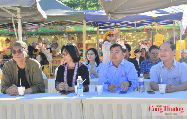 Các đại biểu tham dự chương trình.