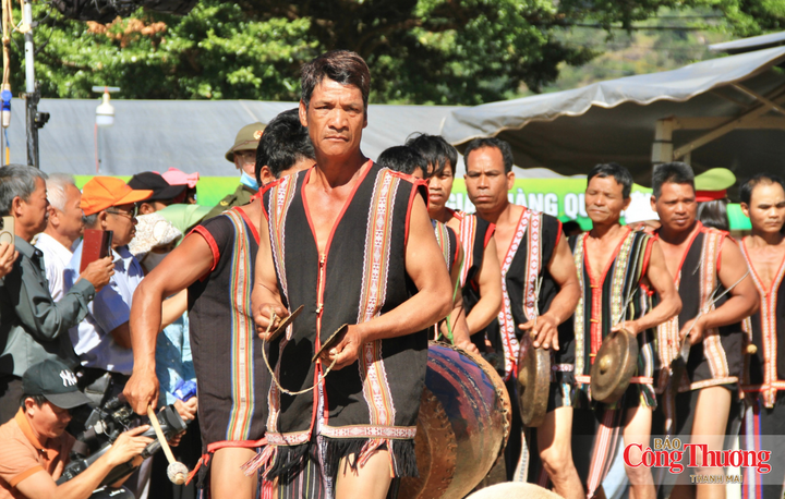 Sau phần lễ trang nghiêm, không gian nhà rông chuyển sang phần hội với tiếng cồng chiêng rộn rã, những vòng xoang nối dài quanh cây nêu.