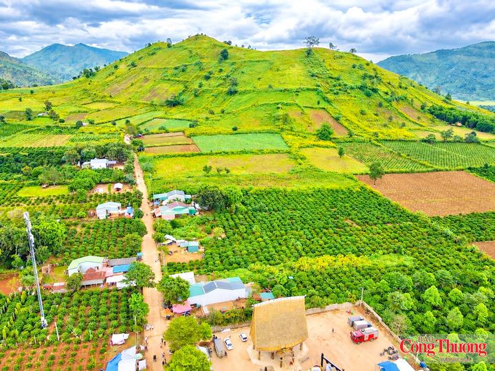 Nhà rông làng Ia Gri dưới chân núi lửa Chư Đăng Ya.