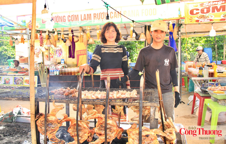 Gian hàng Gà nướng cơm lam rượu cần Bana Food, chị Ksor H Khit, đến từ làng Chuet, phường An Phú.