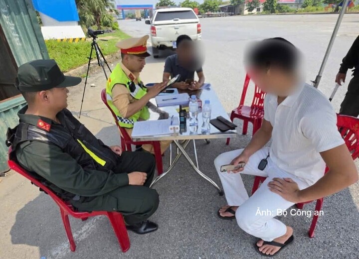 Lực lượng chức năng làm việc với người điều khiển phương tiện vi phạm giao thông.