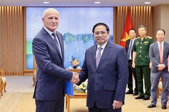 Thủ tướng Phạm Minh Chính gặp gỡ đoàn các nhà khoa học, lãnh đạo Viện Nghiên cứu khoa học dược liệu và tinh dầu Liên bang Nga do Giám đốc, Viện sĩ Viện Hàn lâm khoa học Liên bang Nga Sidelnikov Nikolai Ivanovich làm Trưởng đoàn đang có chuyến công tác tại Việt Nam Thủ tướng Phạm Minh Chính gặp gỡ đoàn các nhà khoa học, lãnh đạo Viện Nghiên cứu khoa học dược liệu và tinh dầu Liên bang Nga do Giám đốc, Viện sĩ Viện Hàn lâm khoa học Liên bang Nga Sidelnikov Nikolai Ivanovich làm Trưởng đoàn đang có chuyến công tác tại Việt Nam