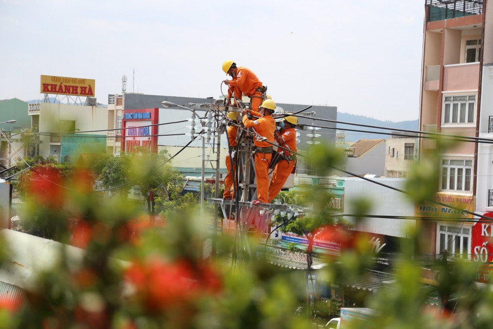 Tổng công ty Điện lực Miền Trung đoàn kết, vượt qua khó khăn hoàn thành nhiệm vụ cung cấp điện cho sự phát triển miền Trung – Tây Nguyên Tổng công ty Điện lực Miền Trung đoàn kết, vượt qua khó khăn hoàn thành nhiệm vụ cung cấp điện cho sự phát triển miền Trung – Tây Nguyên