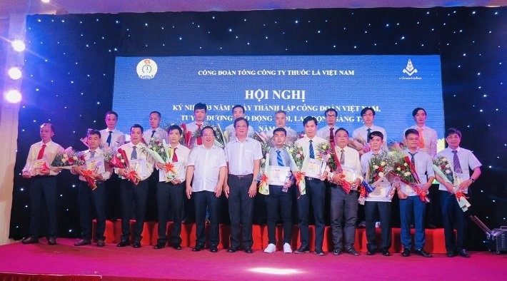 Công đoàn Vinataba: Biểu dương 74 lao động giỏi, lao động sáng tạo năm 2021 Công đoàn Vinataba: Biểu dương 74 lao động giỏi, lao động sáng tạo năm 2021