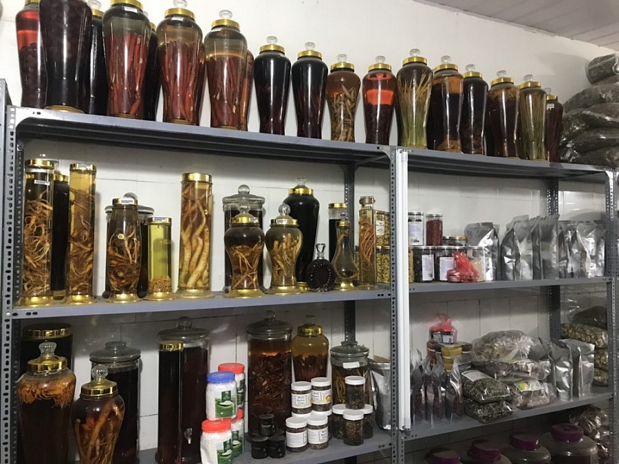 Quản lý thị trường Hà Nội tiếp tục thu giữ gần 1.000 lít rượu không rõ nguồn gốc tại quận Hà Đông