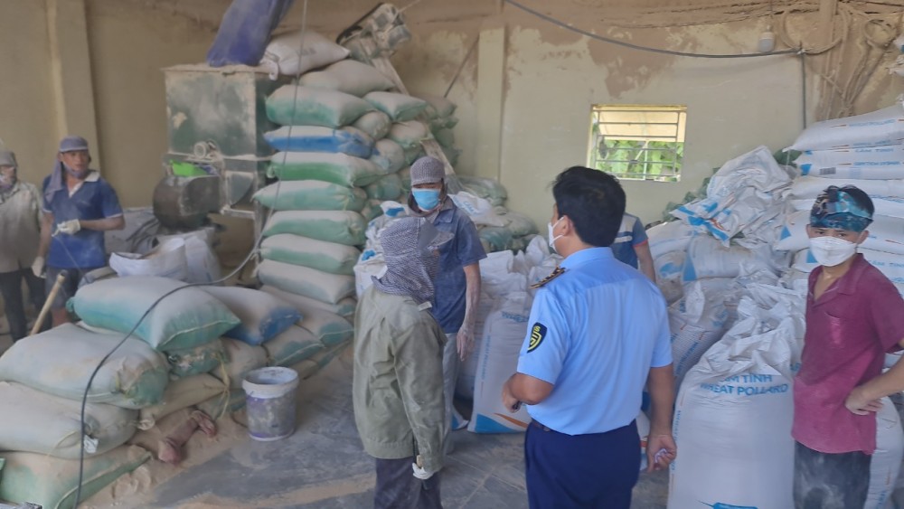 Lực lượng chức năng kiểm tra tại hiện trường Lực lượng chức năng kiểm tra tại hiện trường