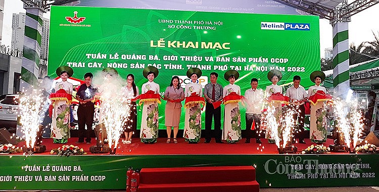 Các đại biểu cắt băng khai mạc Tuần lễ Các đại biểu cắt băng khai mạc Tuần lễ
