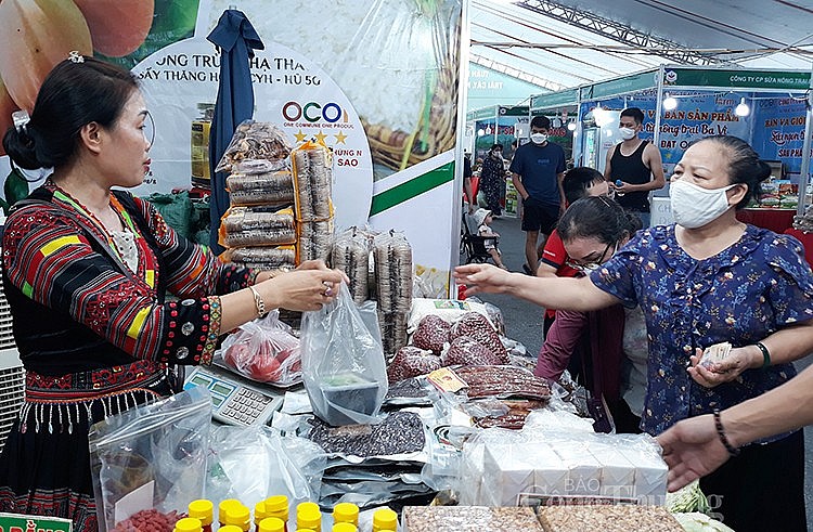 Người tiêu dùng Thủ đô mua sắm sản phẩm tại Tuần lễ Người tiêu dùng Thủ đô mua sắm sản phẩm tại Tuần lễ