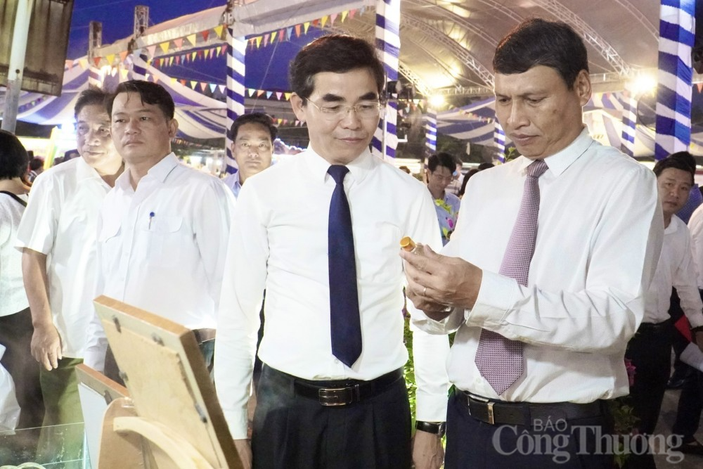Ông Hồ Kỳ Minh (bên phải) - Phó Chủ tịch thường trực UBND TP Đà Nẵng tham quan gian hàng tại Hội chợ. Ông Hồ Kỳ Minh (bên phải) - Phó Chủ tịch thường trực UBND TP Đà Nẵng tham quan gian hàng tại Hội chợ.