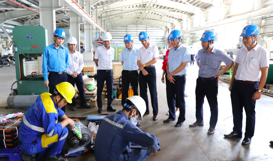 Tổng Liên đoàn lao động Việt Nam thăm, tặng quà người lao động Công ty Nhiệt điện Nghi Sơn Tổng Liên đoàn lao động Việt Nam thăm, tặng quà người lao động Công ty Nhiệt điện Nghi Sơn