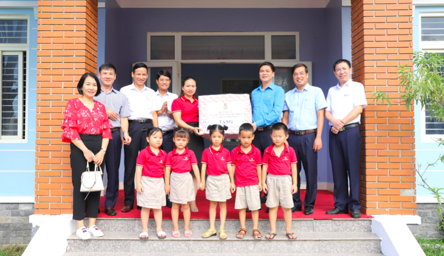 Tổng Liên đoàn lao động Việt Nam thăm, tặng quà người lao động Công ty Nhiệt điện Nghi Sơn