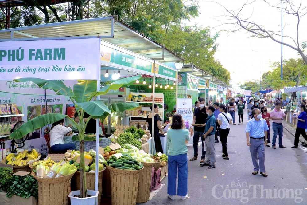 Hội chợ Nông nghiệp Hòa Vang năm 2022 diễn ra trong 03 ngày, từ ngày 18- 20/8 tại Trung tâm Hành chính huyện Hòa Vang (Quốc lộ 14B, thôn Dương Lâm 1 - xã Hòa Phong - huyện Hòa Vang - thành phố Đà Nẵng). Hội chợ Nông nghiệp Hòa Vang năm 2022 diễn ra trong 03 ngày, từ ngày 18- 20/8 tại Trung tâm Hành chính huyện Hòa Vang (Quốc lộ 14B, thôn Dương Lâm 1 - xã Hòa Phong - huyện Hòa Vang - thành phố Đà Nẵng).
