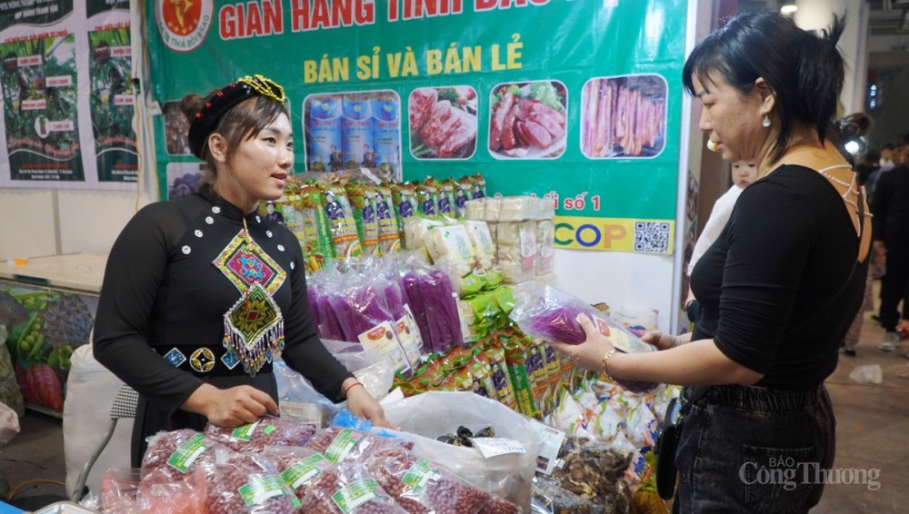 Hình thức bán hàng truyền thống đang dần được thay thế bằng bán hàng trực tuyến Hình thức bán hàng truyền thống đang dần được thay thế bằng bán hàng trực tuyến