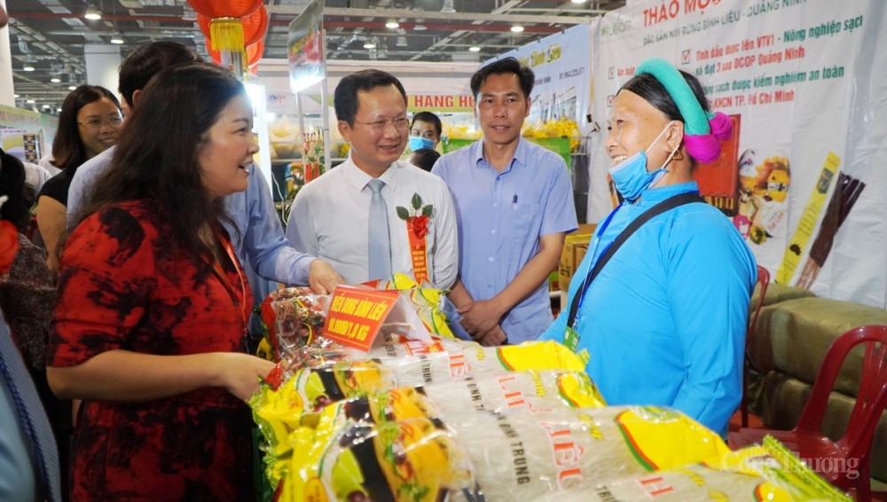 Thông qua các chương trình hội chơ, xúc tiến thương mại nhiều sản phẩm của đồng bào dân tộc thiểu số tại Quảng Ninh đã đến được tay người tiêu dùng Thông qua các chương trình hội chơ, xúc tiến thương mại nhiều sản phẩm của đồng bào dân tộc thiểu số tại Quảng Ninh đã đến được tay người tiêu dùng