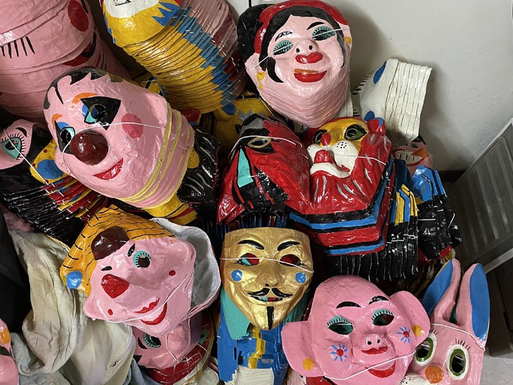 Những nghệ nhân cuối cùng giữa Thủ đô nặng lòng “giữ hồn cốt” đồ chơi trung thu truyền thống Những nghệ nhân cuối cùng giữa Thủ đô nặng lòng “giữ hồn cốt” đồ chơi trung thu truyền thống