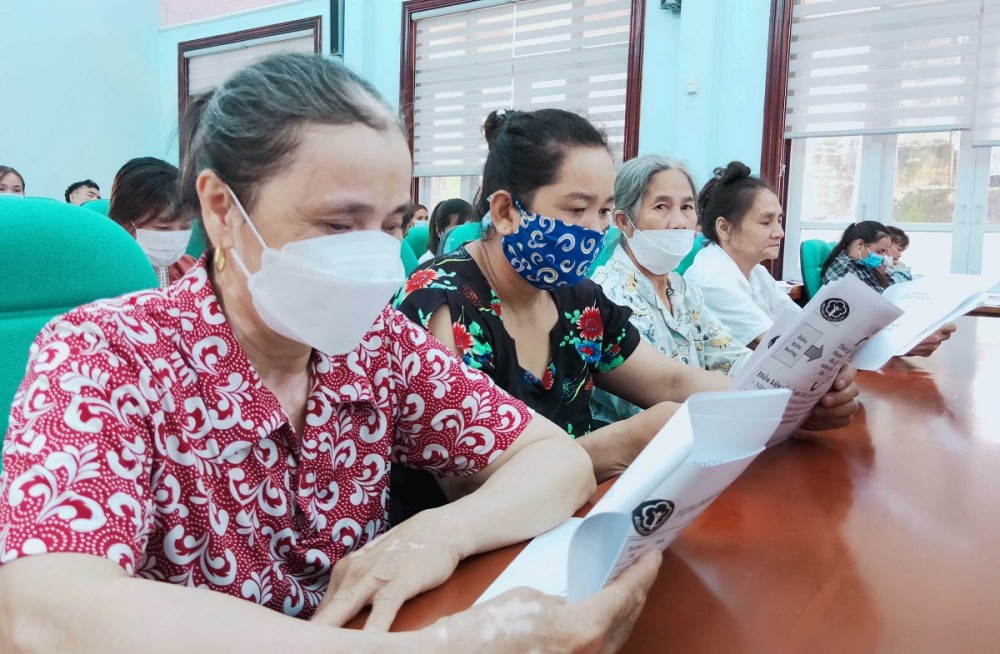 Người dân huyện Ba Chẽ (tỉnh Quảng Ninh) tìm hiểu các chính sách BHXH tự nguyện và BHYT hộ gia đình Người dân huyện Ba Chẽ (tỉnh Quảng Ninh) tìm hiểu các chính sách BHXH tự nguyện và BHYT hộ gia đình
