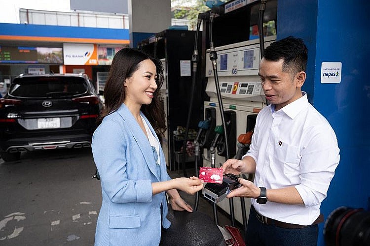 Giảm phí mua xăng bằng “chạm” thẻ Napas Giảm phí mua xăng bằng “chạm” thẻ Napas