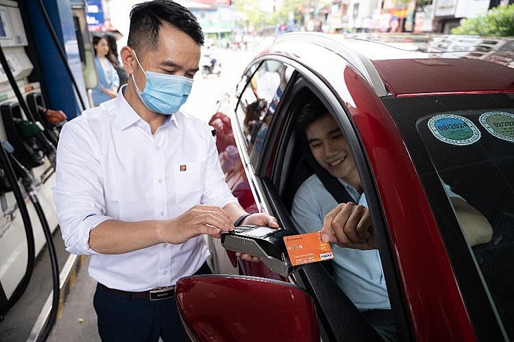 Giảm phí mua xăng bằng “chạm” thẻ Napas Giảm phí mua xăng bằng “chạm” thẻ Napas