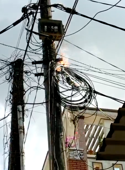 Tỉnh Quảng Trị: Treo cáp viễn thông trái phép gây cháy trên cột điện