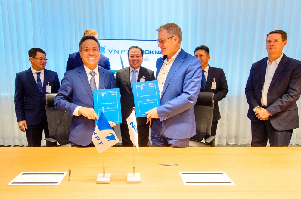 Chủ tịch Hội đồng Thành viên Tập đoàn VNPT Tô Dũng Thái và Tổng giám đốc Kinh doanh toàn cầu Tập đoàn Nokia Ricky Corker trao đổi văn kiện ký kết Chủ tịch Hội đồng Thành viên Tập đoàn VNPT Tô Dũng Thái và Tổng giám đốc Kinh doanh toàn cầu Tập đoàn Nokia Ricky Corker trao đổi văn kiện ký kết
