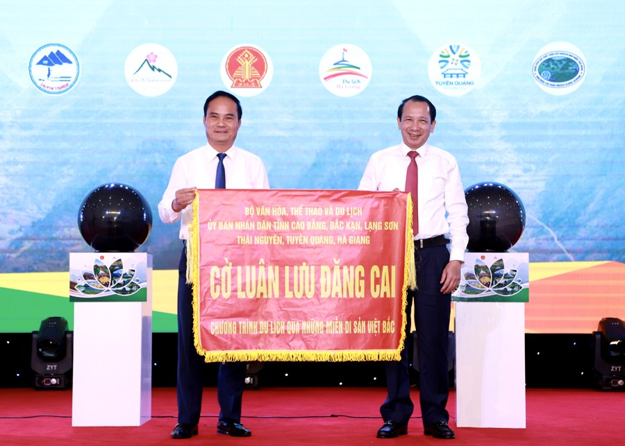 UBND tỉnh Hà Giang bàn giao biểu trưng luân phiên đảm nhiệm vai trò trưởng nhóm chương trình hợp tác 6 tỉnh Việt Bắc năm 2023 cho tỉnh Tuyên Quang. UBND tỉnh Hà Giang bàn giao biểu trưng luân phiên đảm nhiệm vai trò trưởng nhóm chương trình hợp tác 6 tỉnh Việt Bắc năm 2023 cho tỉnh Tuyên Quang.